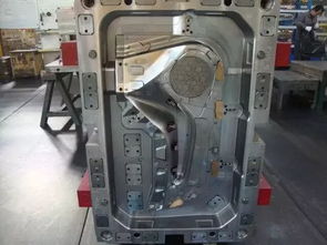 公眾平臺 汽車左后門板大型注塑模設計