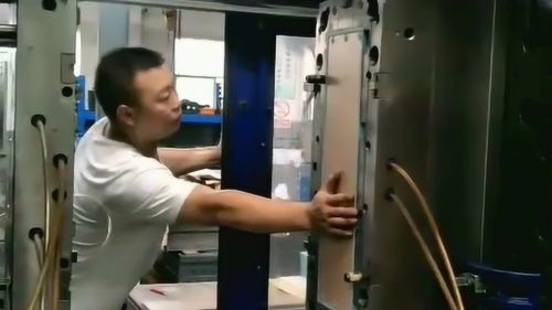 木板注塑封邊模具,這樣的技術工業,感覺和高科技產品還差點火候